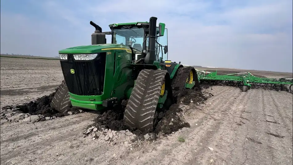 Tractor Game realistic tractor driving in farming environment